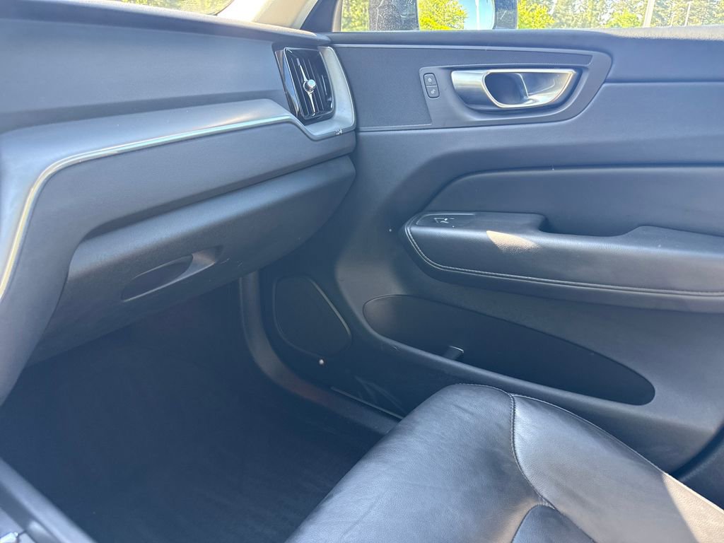 Used 2023 Volvo XC60 B5 Core FWD image 17