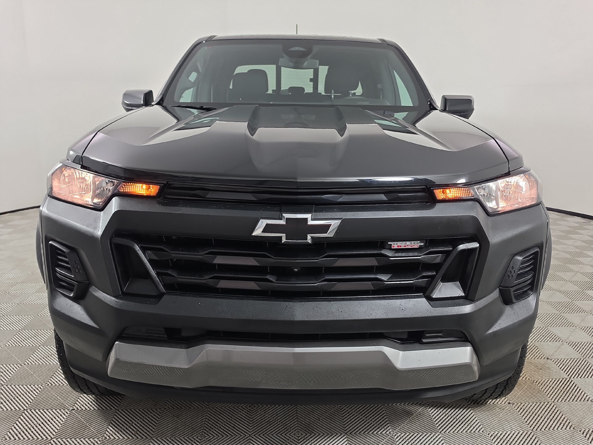 Used 2024 Chevrolet Colorado Trail Boss w/ Technology Package AWD/4WD image 2