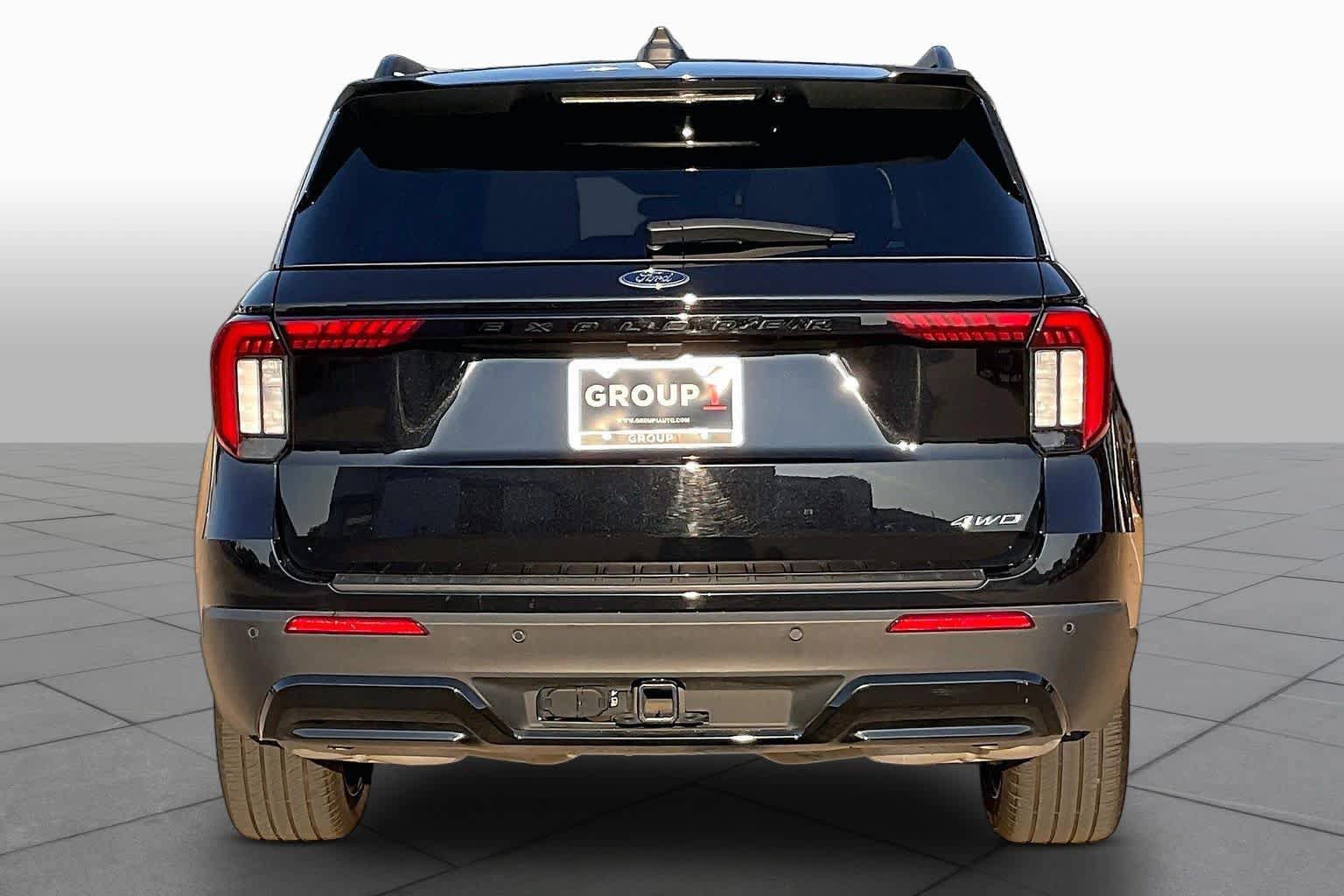 Used 2025 Ford Explorer ST-Line w/ ST-Line Street Pack AWD/4WD image 11