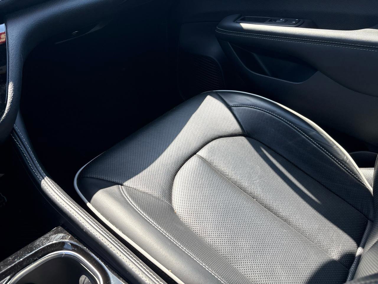 Used 2025 Chrysler Pacifica Limited FWD image 19
