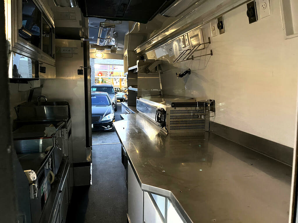 Used 2020 Mercedes-Benz Sprinter 4500 image 26