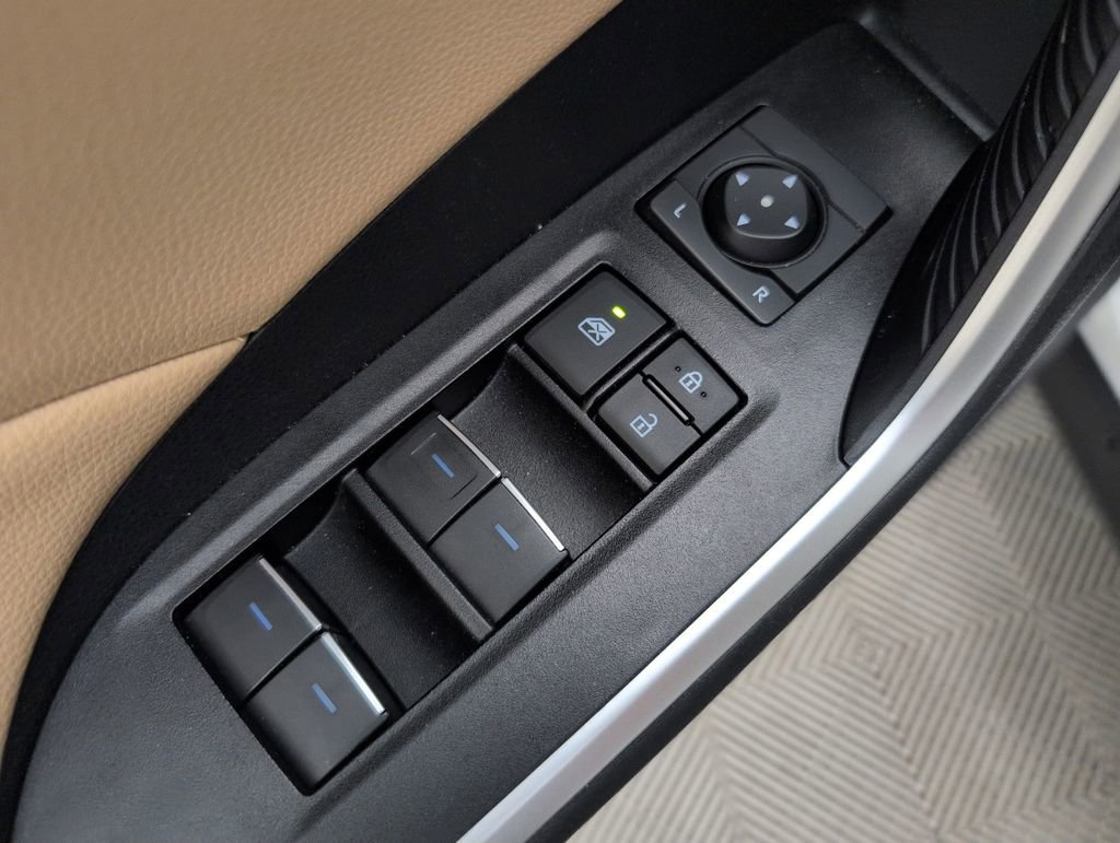 Used 2025 Toyota RAV4 XLE AWD/4WD image 32