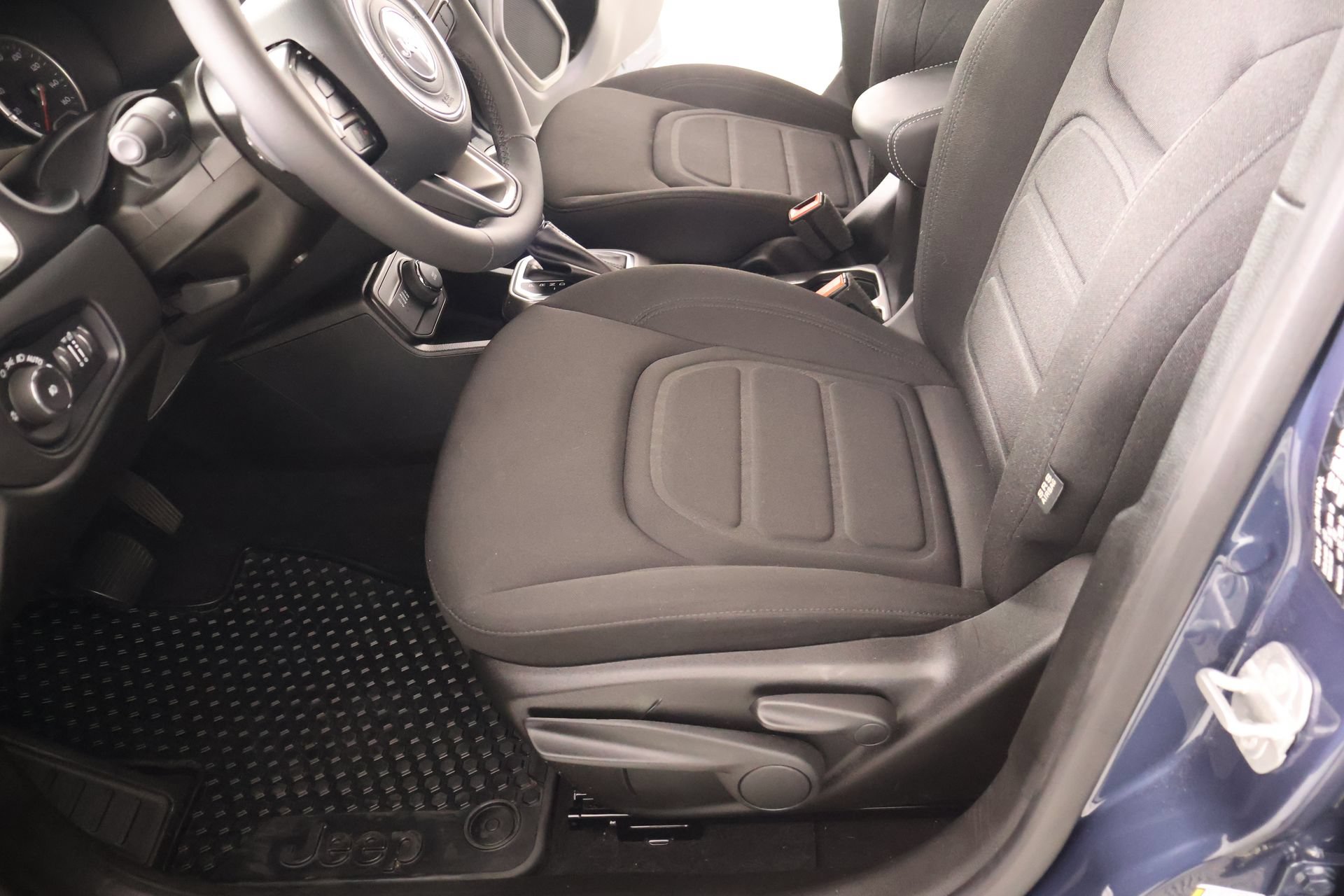 Used 2022 Jeep Renegade Latitude AWD/4WD image 12