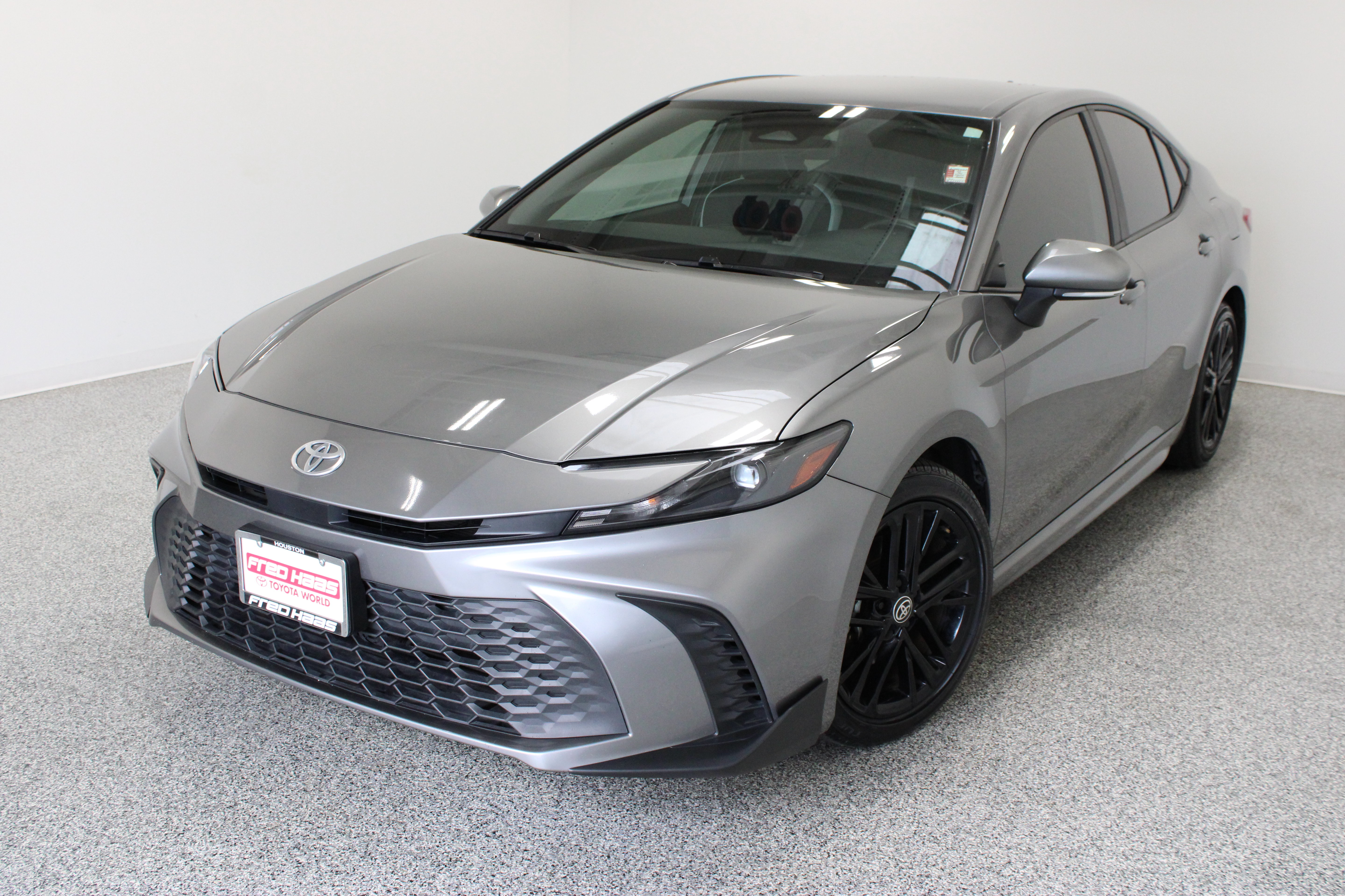 Used 2025 Toyota Camry SE FWD image 2