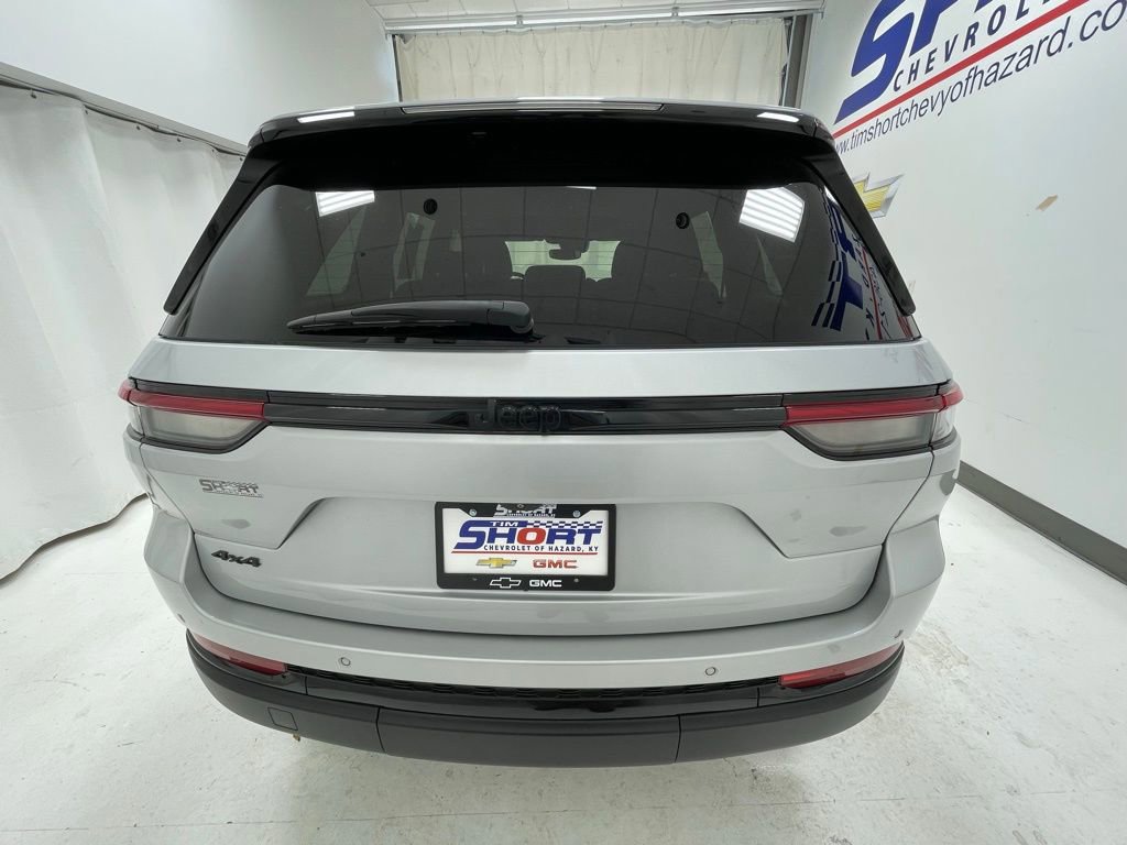 Used 2023 Jeep Grand Cherokee Altitude AWD/4WD image 5