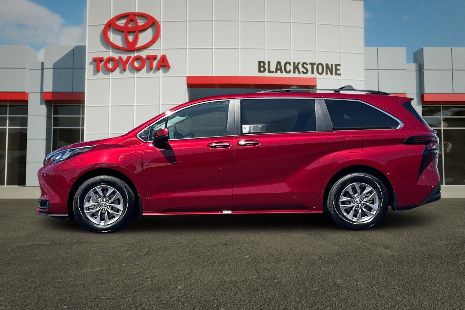 Certified 2026 Toyota Sienna XLE FWD image 6