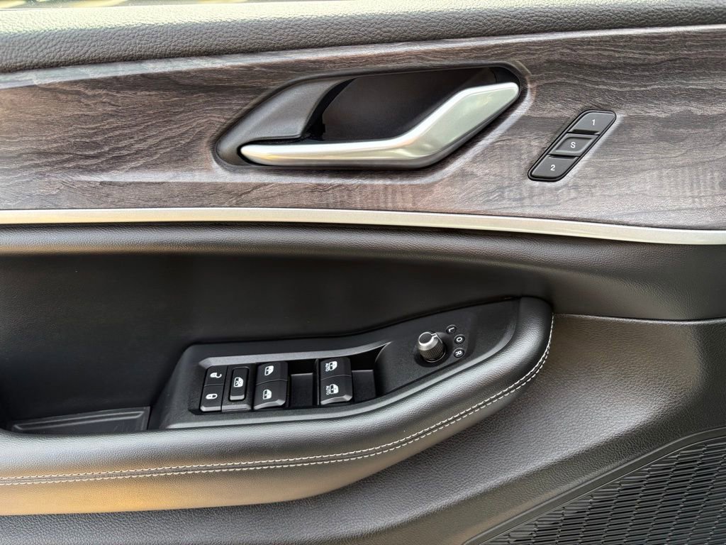 Certified 2023 Jeep Grand Cherokee Limited w/ Luxury Tech Group II AWD/4WD image 20
