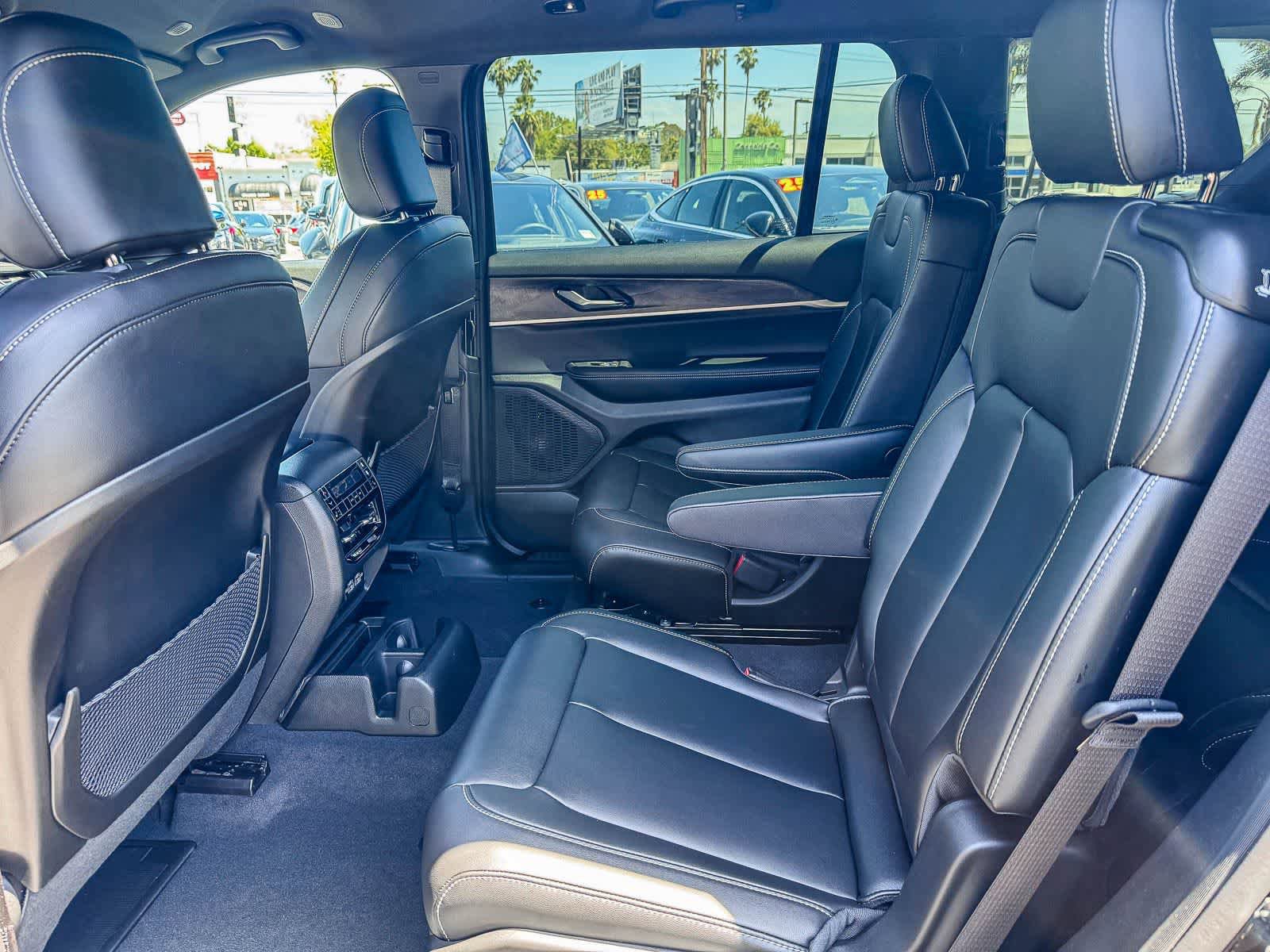 Used 2025 Jeep Grand Cherokee L Limited w/ Black Appearance Package AWD/4WD image 15