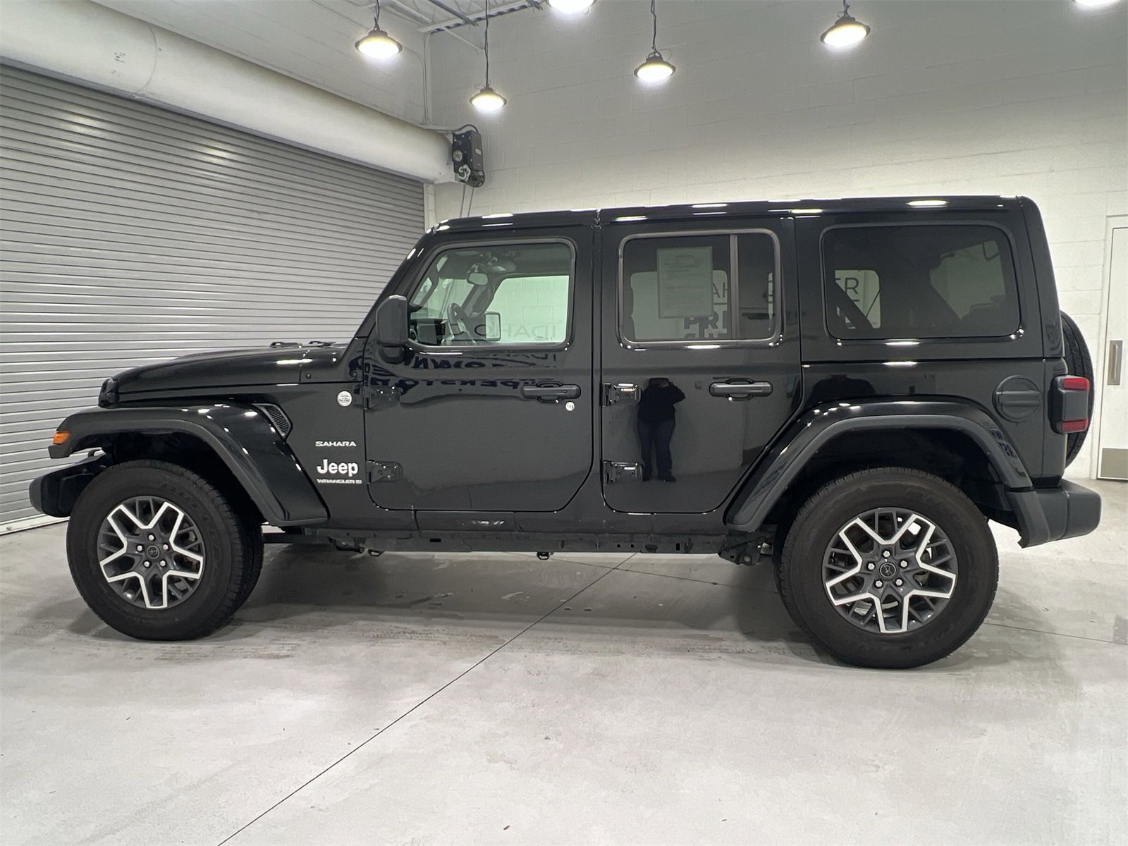 Used 2024 Jeep Wrangler Sahara image 5