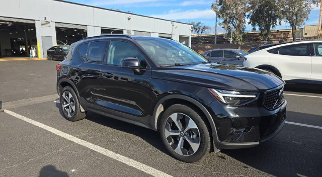 Used 2026 Volvo XC40 B5 Plus AWD/4WD image 3