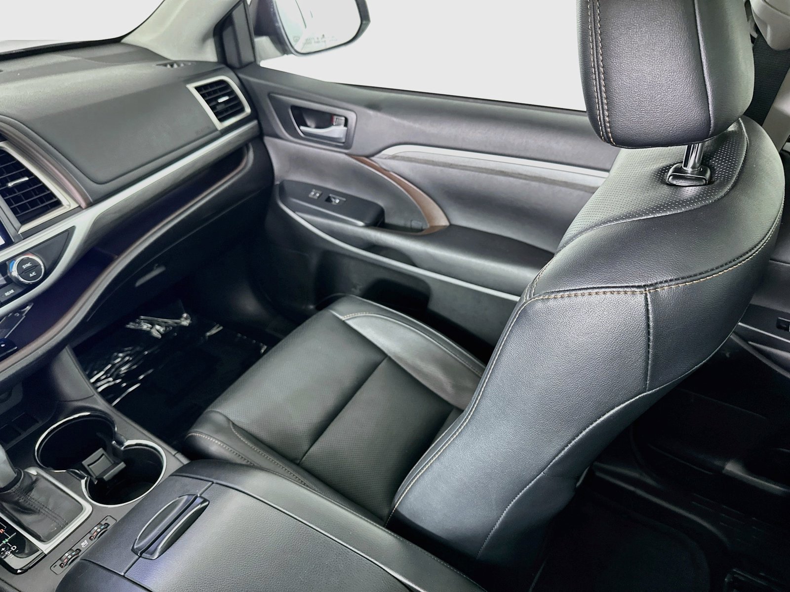 Used 2017 Toyota Highlander Limited Platinum FWD image 25