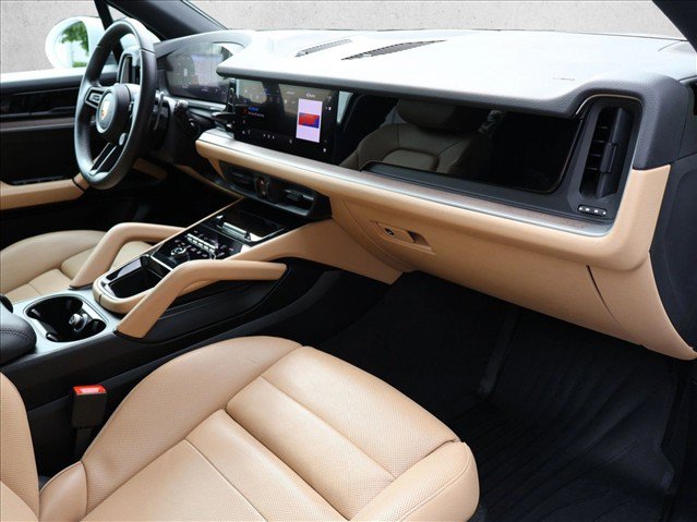 Used 2025 Porsche Cayenne AWD/4WD image 26