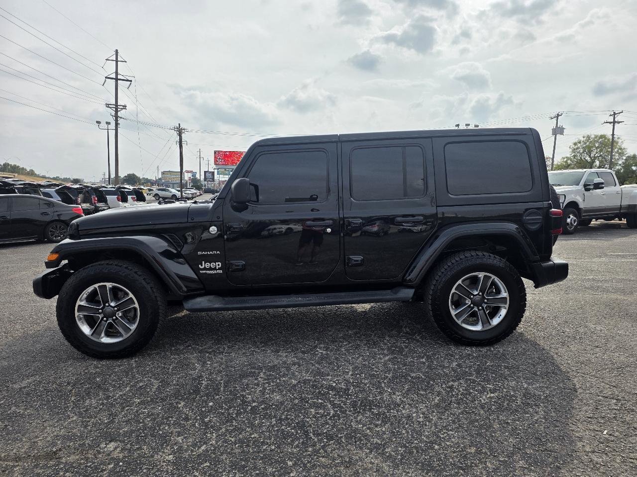 Used 2018 Jeep Wrangler Unlimited Sahara AWD/4WD image 4
