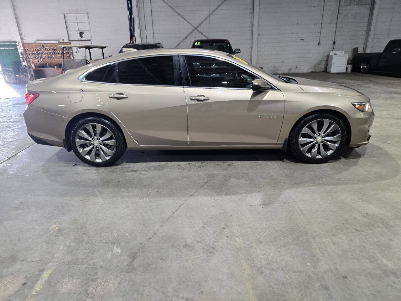 Used 2018 Chevrolet Malibu Premier w/ Premier Sun and Wheel Package FWD image 15