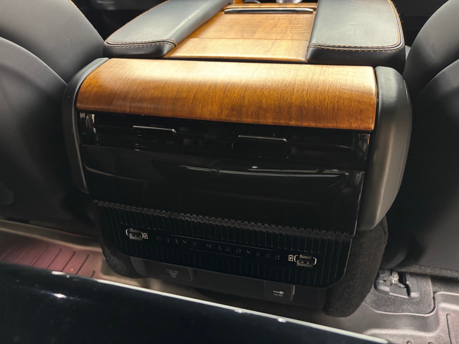 Used 2022 Jeep Grand Wagoneer Series III w/ Rear Seat Video Group 1 AWD/4WD image 36