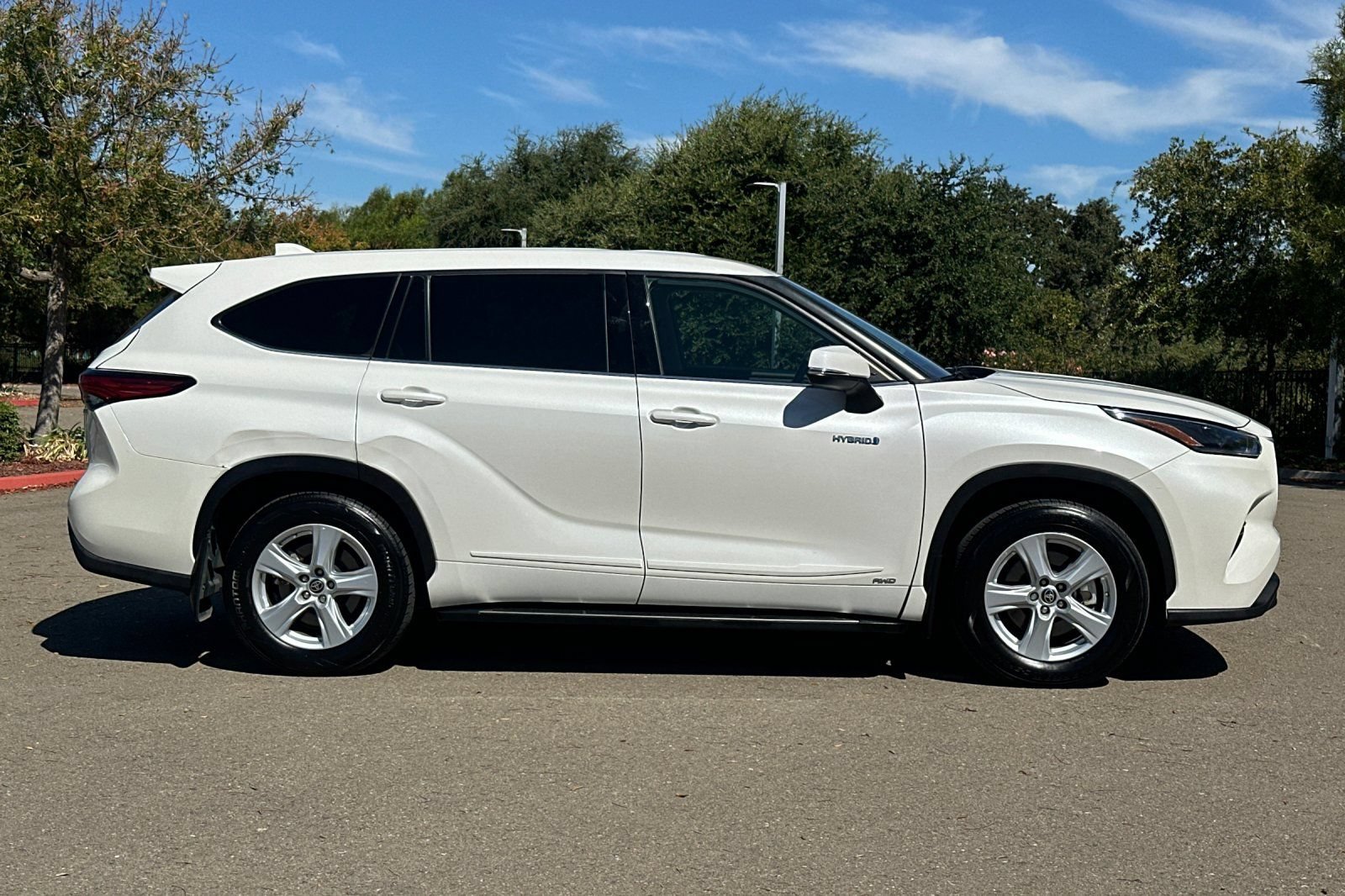 Used 2021 Toyota Highlander LE AWD/4WD image 3