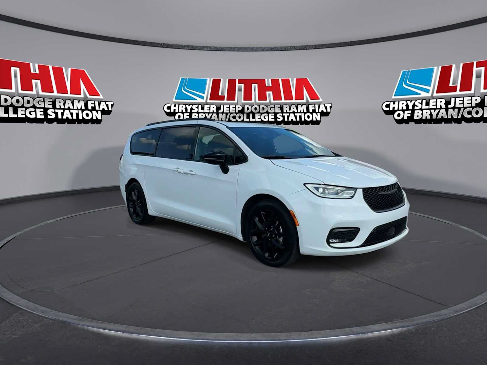 Used 2025 Chrysler Pacifica Limited FWD image 2