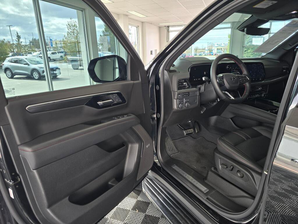 Used 2025 Chevrolet Tahoe RST w/ RST Performance Edition AWD/4WD image 18