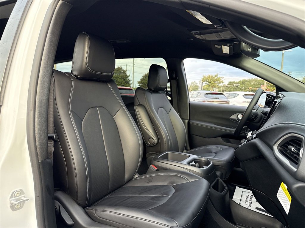 New 2026 Chrysler Pacifica Select image 26