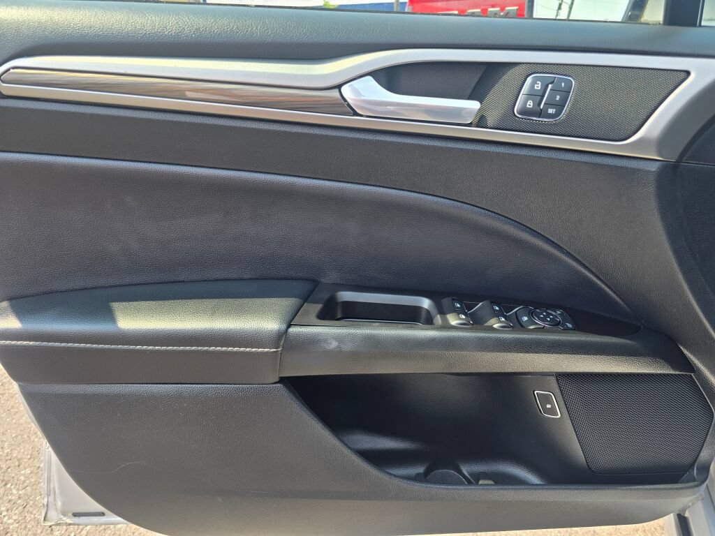 Used 2017 Ford Fusion Energi SE FWD image 19