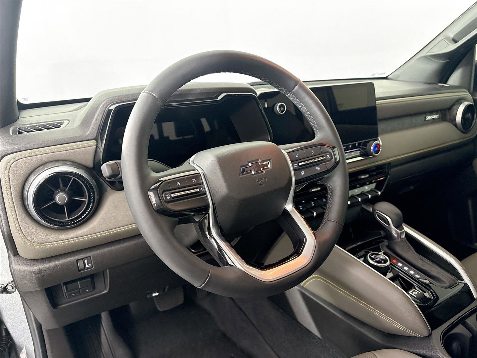 Used 2025 Chevrolet Colorado ZR2 w/ Technology Package image 4