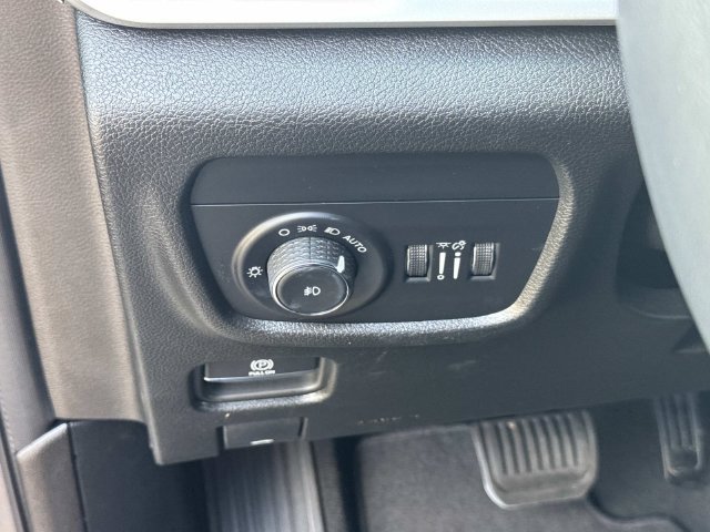 Used 2023 Jeep Grand Cherokee Limited w/ Black Appearance Package AWD/4WD image 30
