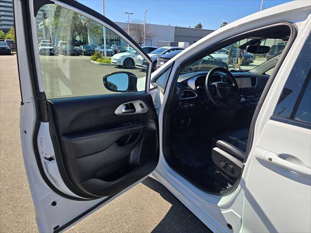 Used 2024 Chrysler Pacifica Limited image 21