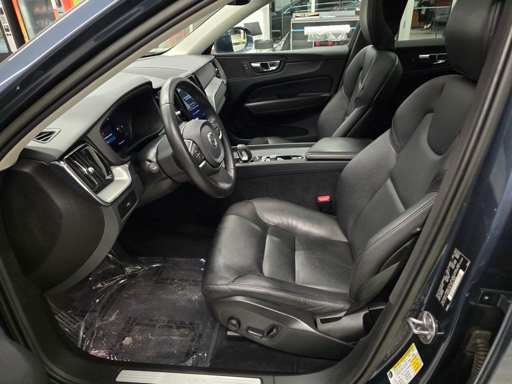 Used 2023 Volvo XC60 B5 Core AWD/4WD image 16