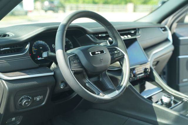 Certified 2025 Jeep Grand Cherokee Limited w/ Luxury Tech Group II AWD/4WD image 28