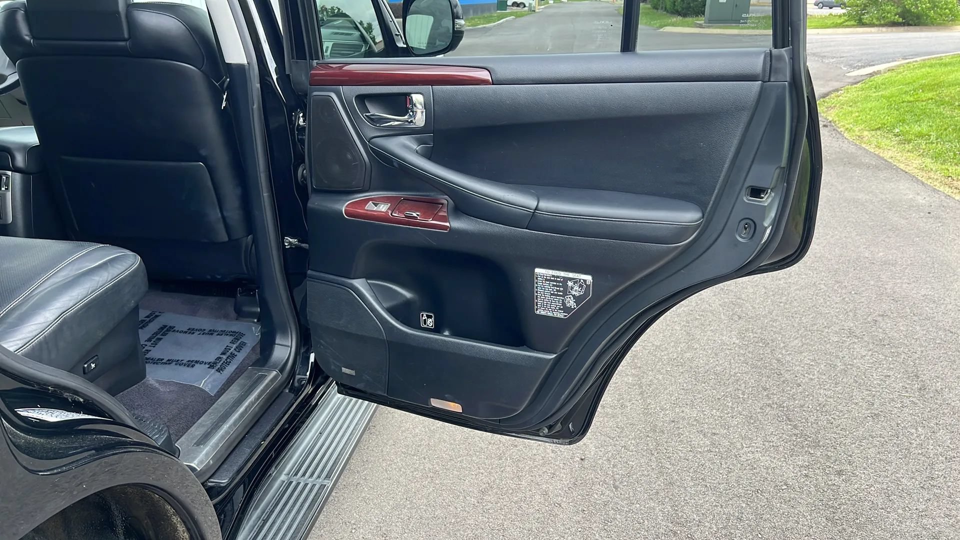 Used 2013 Lexus LX 570 4WD w/ Luxury Pkg image 18