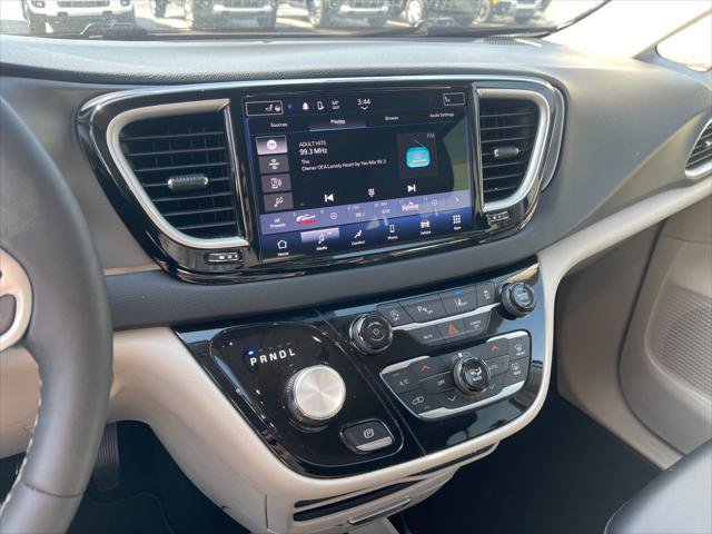 Used 2024 Chrysler Pacifica Touring-L image 21