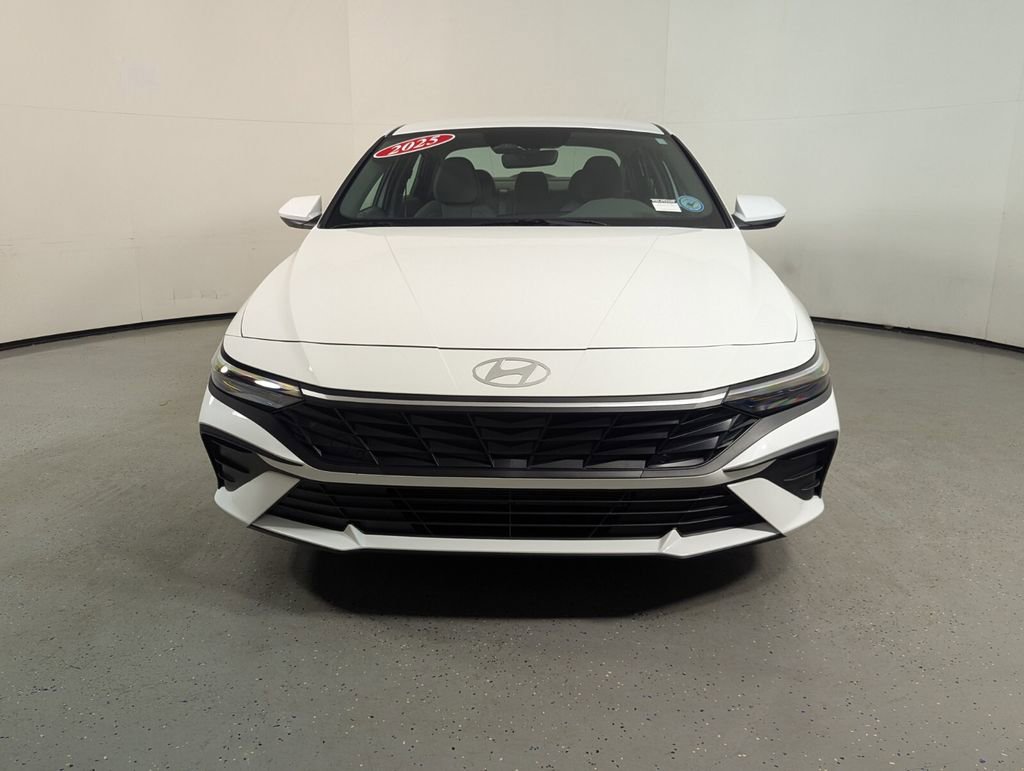 Used 2025 Hyundai Elantra SE image 2