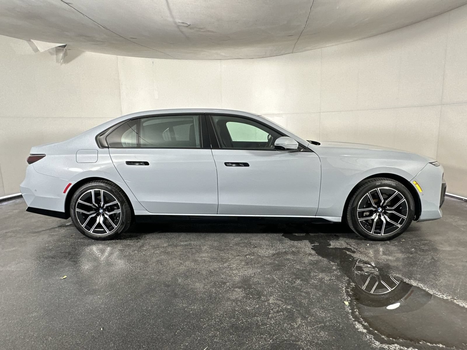 Used 2025 BMW 740i xDrive AWD/4WD image 9