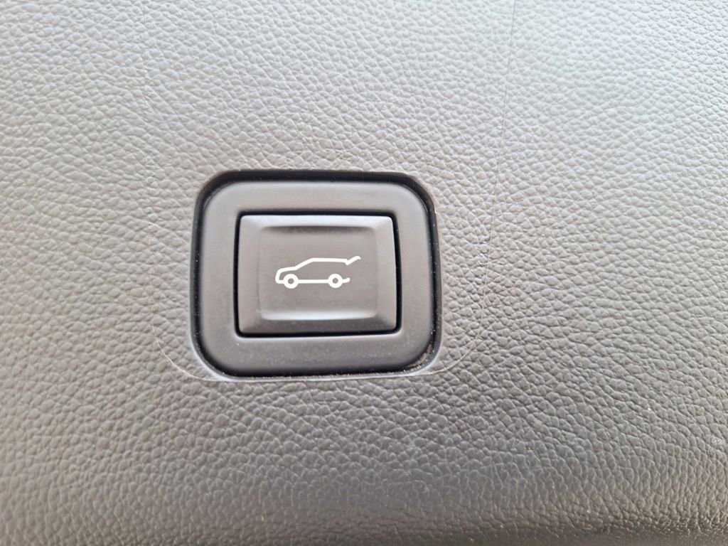 Used 2023 Chevrolet Traverse Premier image 26