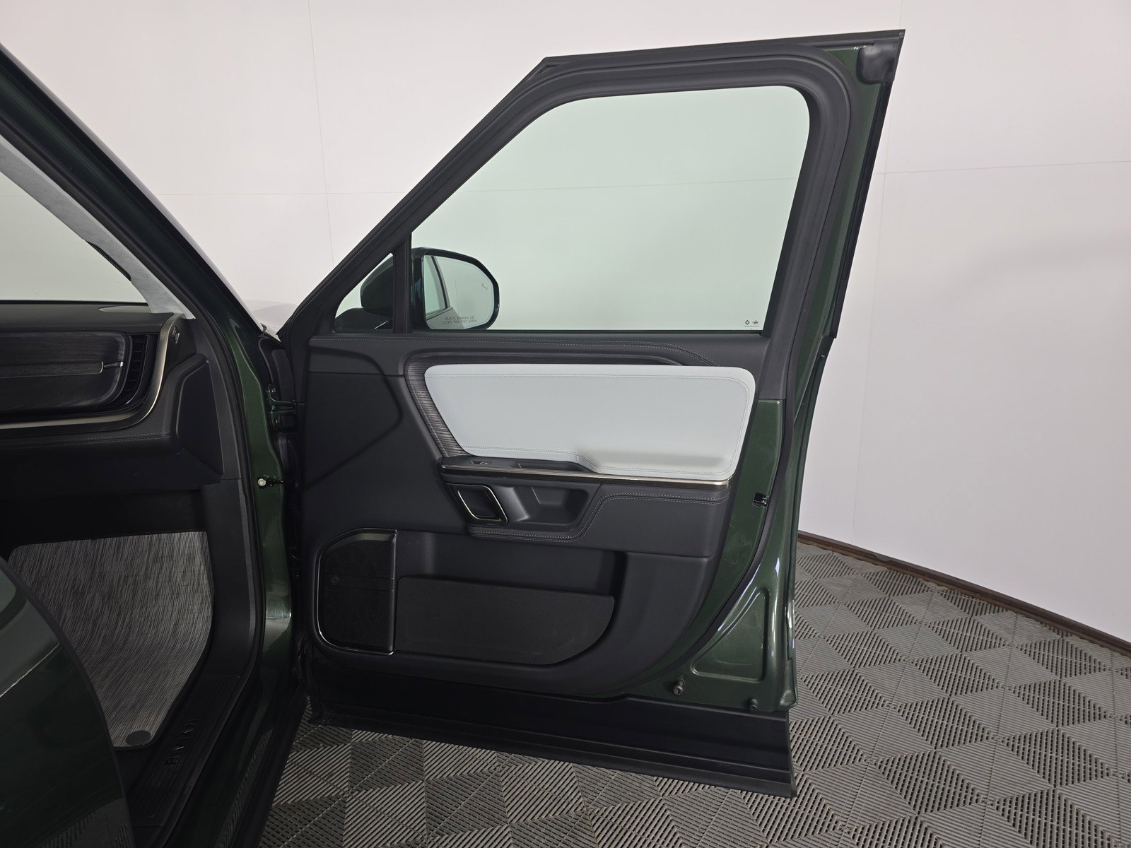 Used 2023 Rivian R1S Adventure AWD/4WD image 18