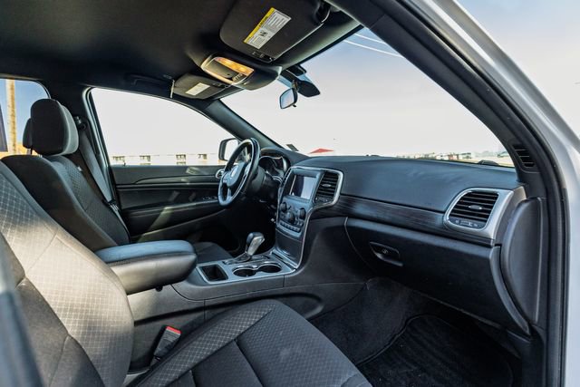 Used 2021 Jeep Grand Cherokee Laredo AWD/4WD image 23