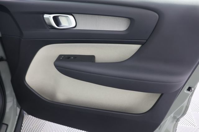 Used 2024 Volvo XC40 B5 Plus image 28