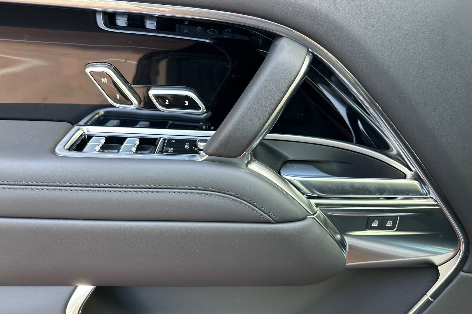 New 2026 Land Rover Range Rover Long Wheelbase SE image 15