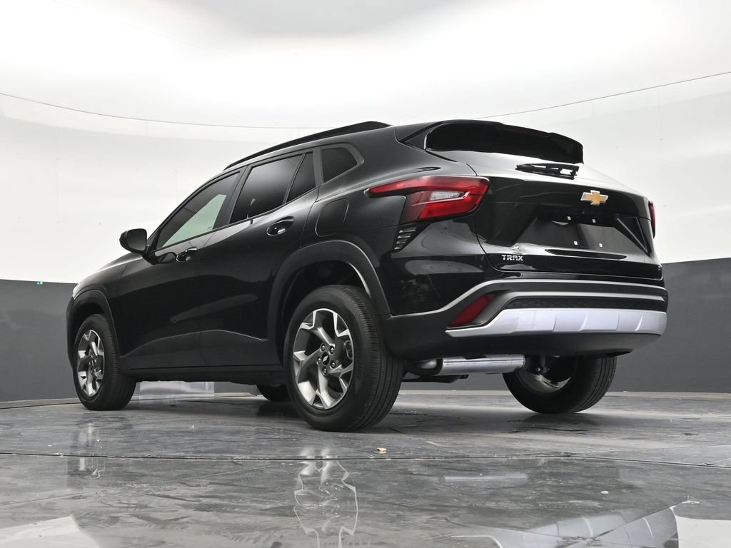 Used 2025 Chevrolet Trax LT w/ Driver Confidence Package FWD image 22