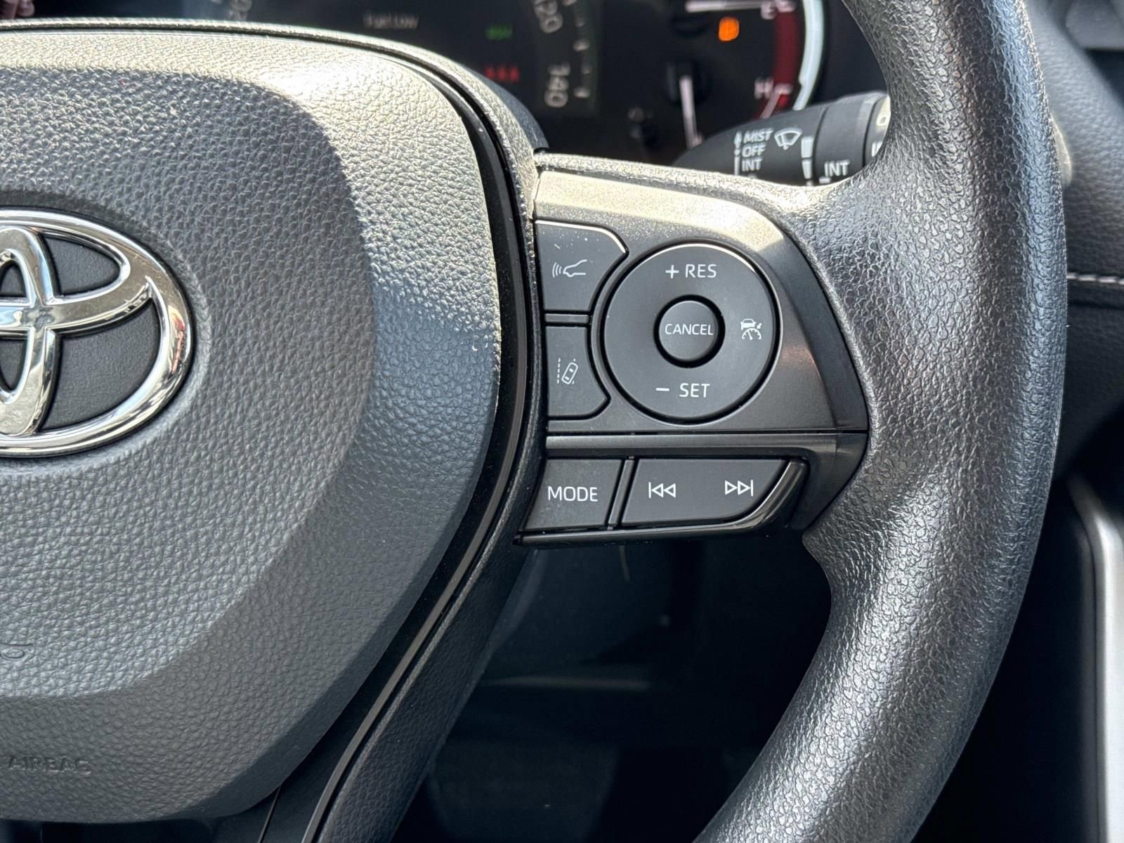 Used 2025 Toyota RAV4 XLE AWD/4WD image 12