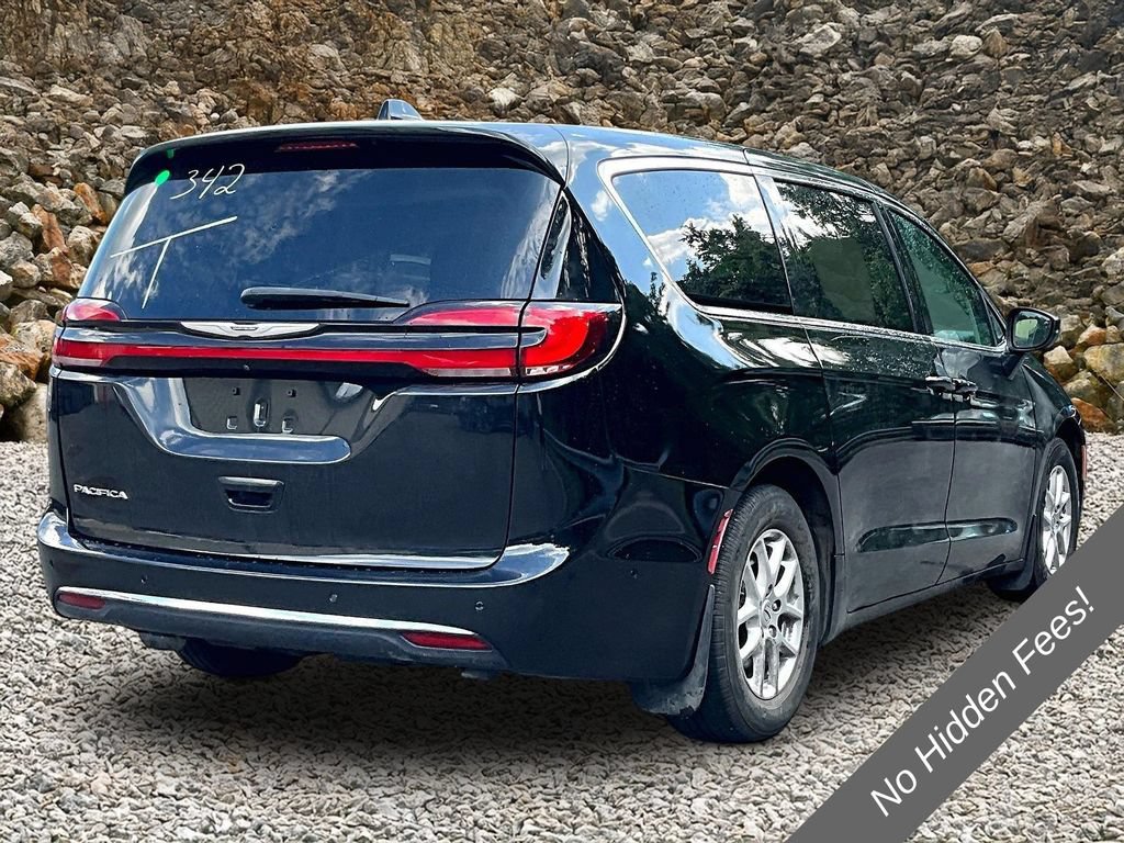 Used 2023 Chrysler Pacifica Touring-L FWD image 2
