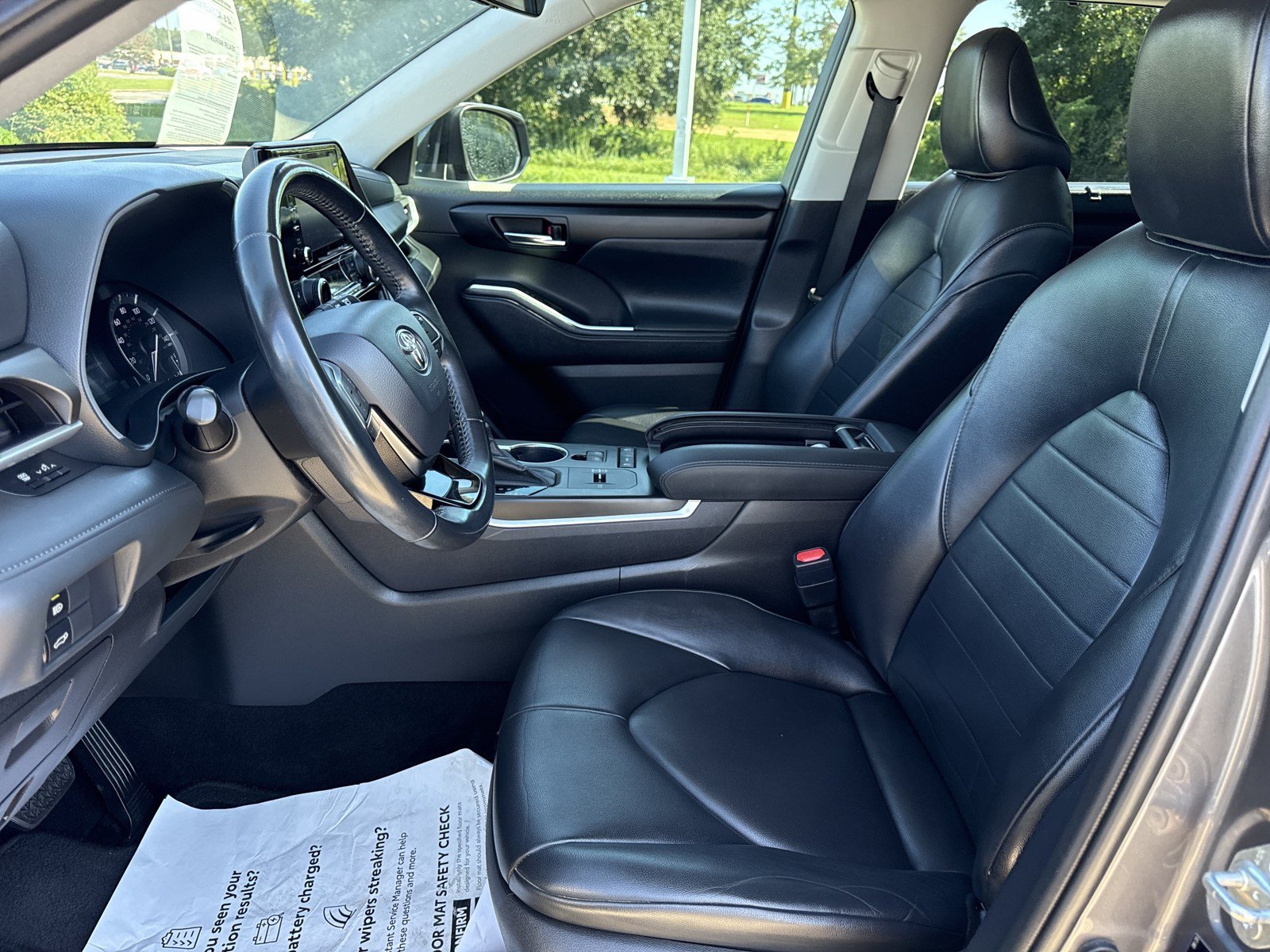 Used 2020 Toyota Highlander XLE FWD image 11