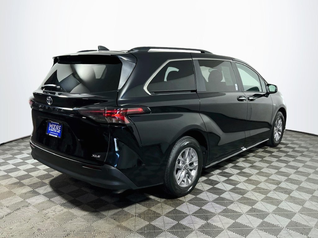 Certified 2025 Toyota Sienna XLE FWD image 7