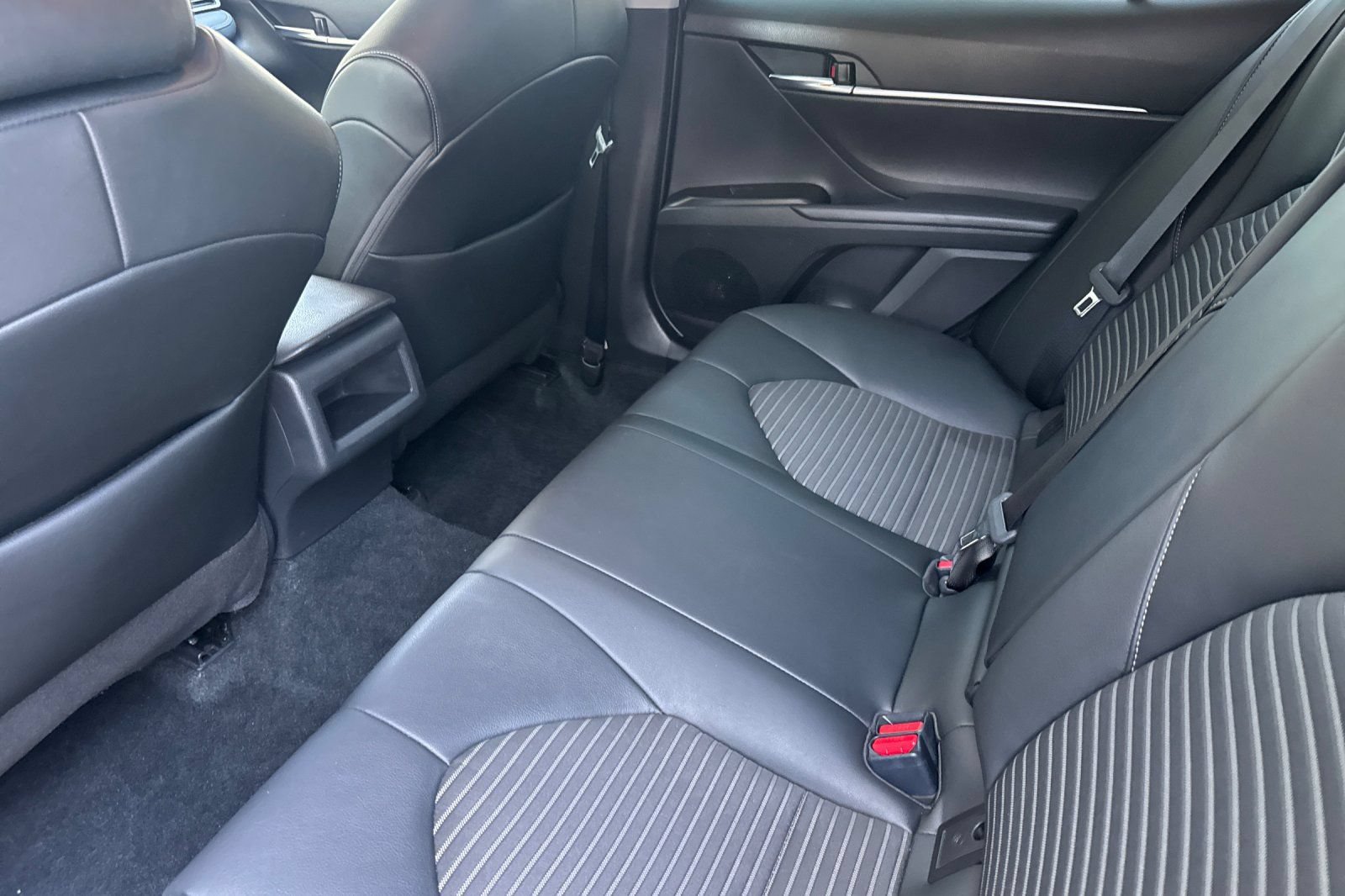 Used 2022 Toyota Camry SE FWD image 12
