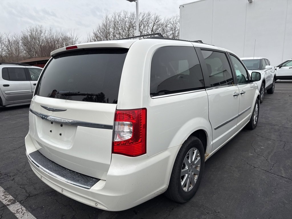 Used 2012 Chrysler Town & Country Touring-L w/ Entertainment Group #2 image 4