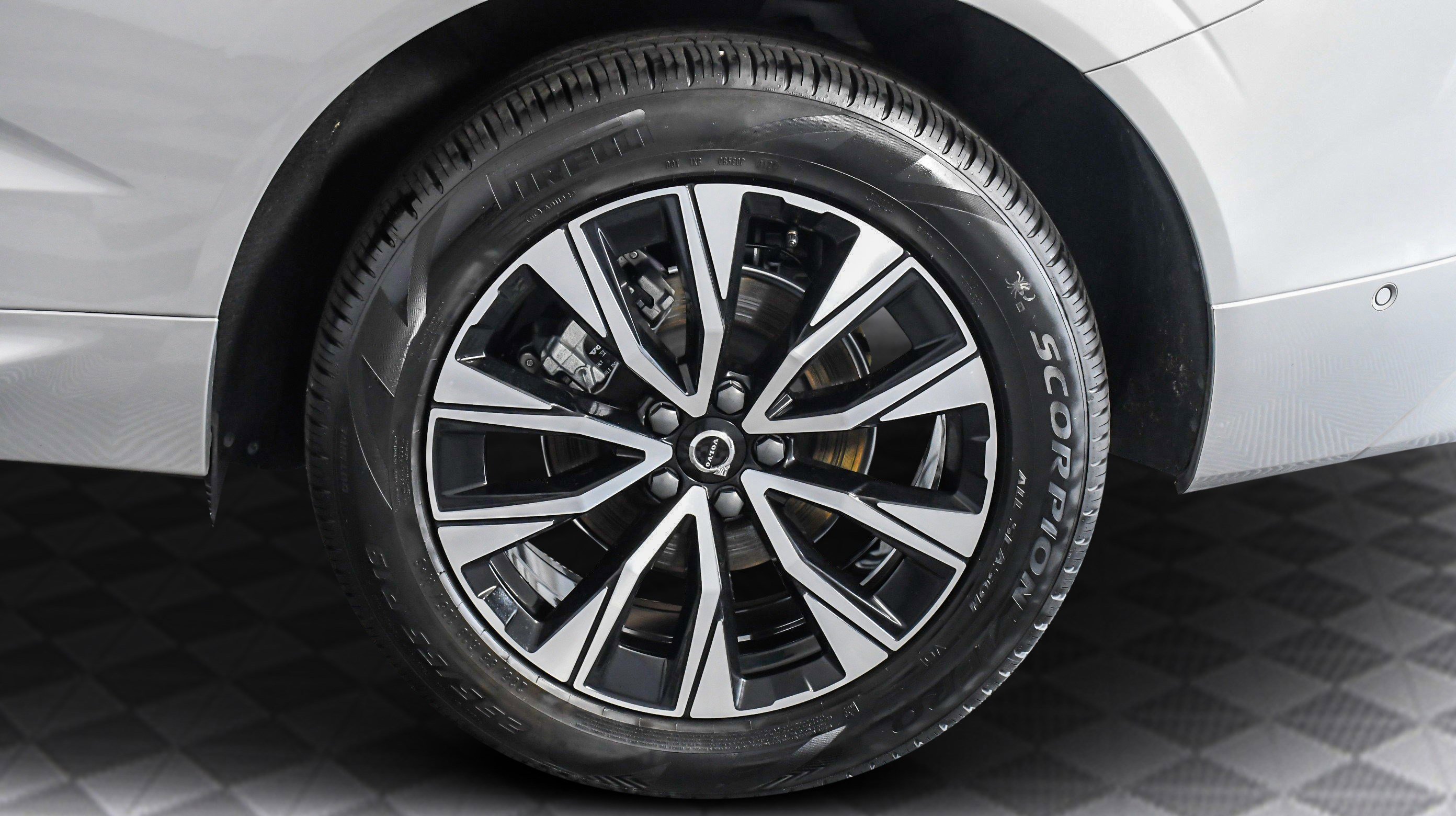 Used 2025 Volvo XC60 B5 Plus image 31