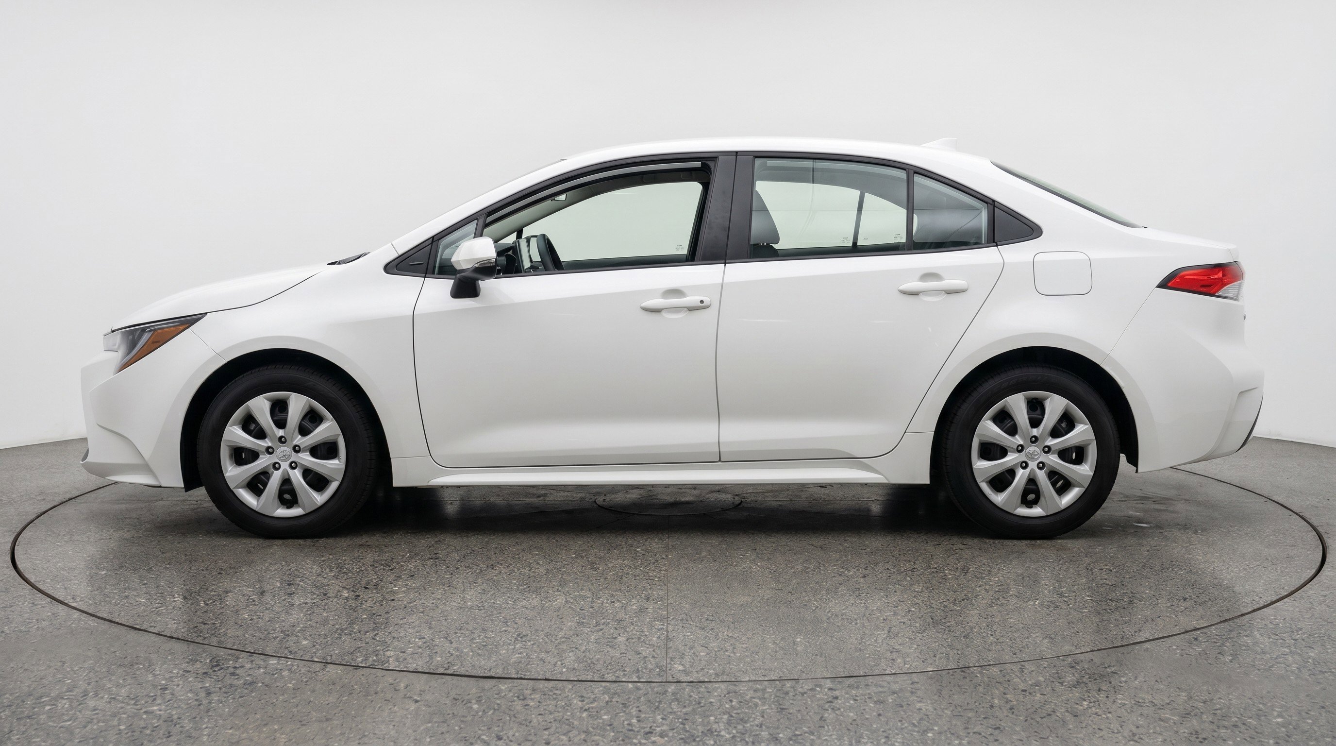 Used 2025 Toyota Corolla LE FWD image 5