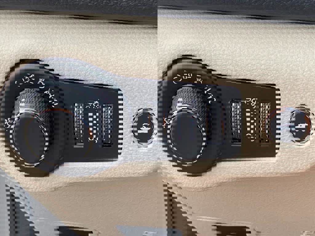 Used 2016 Chrysler 200 Limited image 13