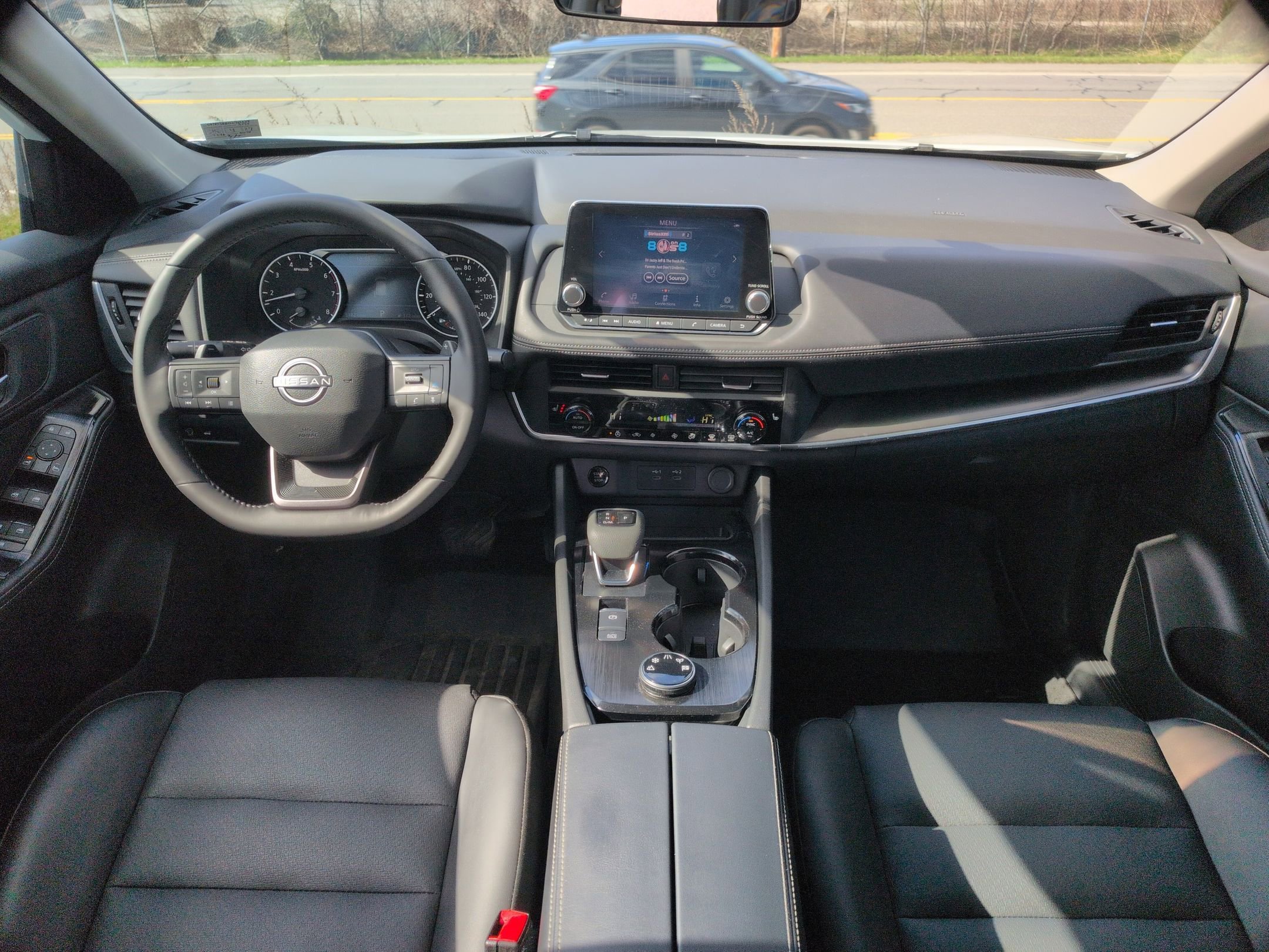 Used 2025 Nissan Rogue SV w/ SV Premium Package image 9