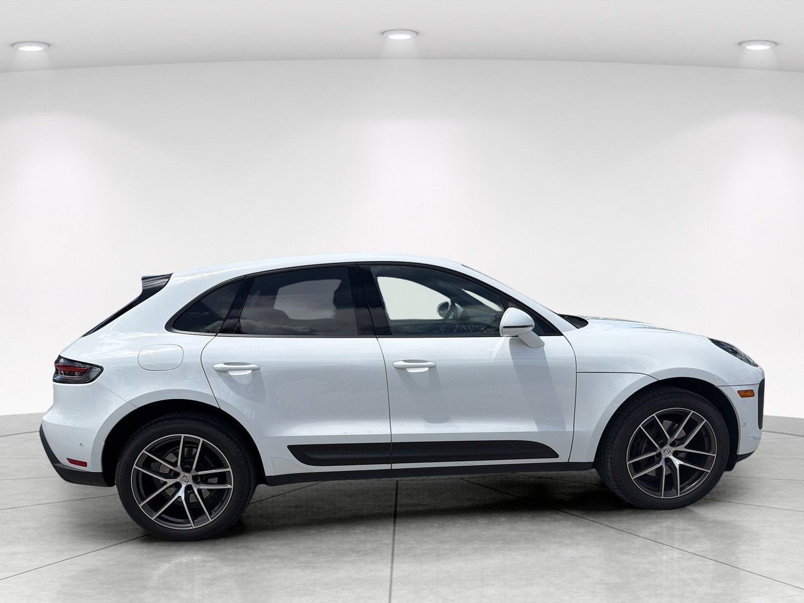 Used 2024 Porsche Macan AWD/4WD image 3
